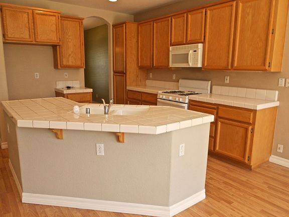 3rd image of 3240 Maui St