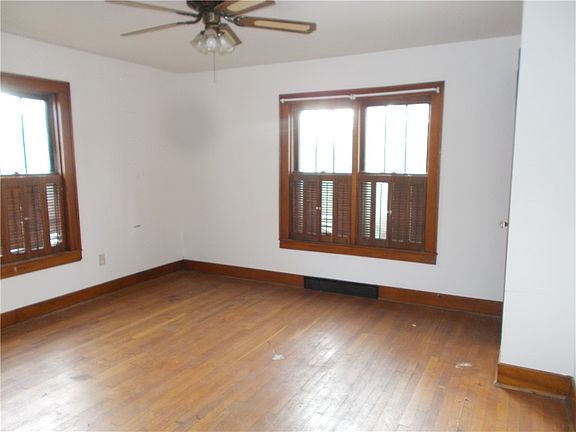 4th image of 119 S Chestnut St
