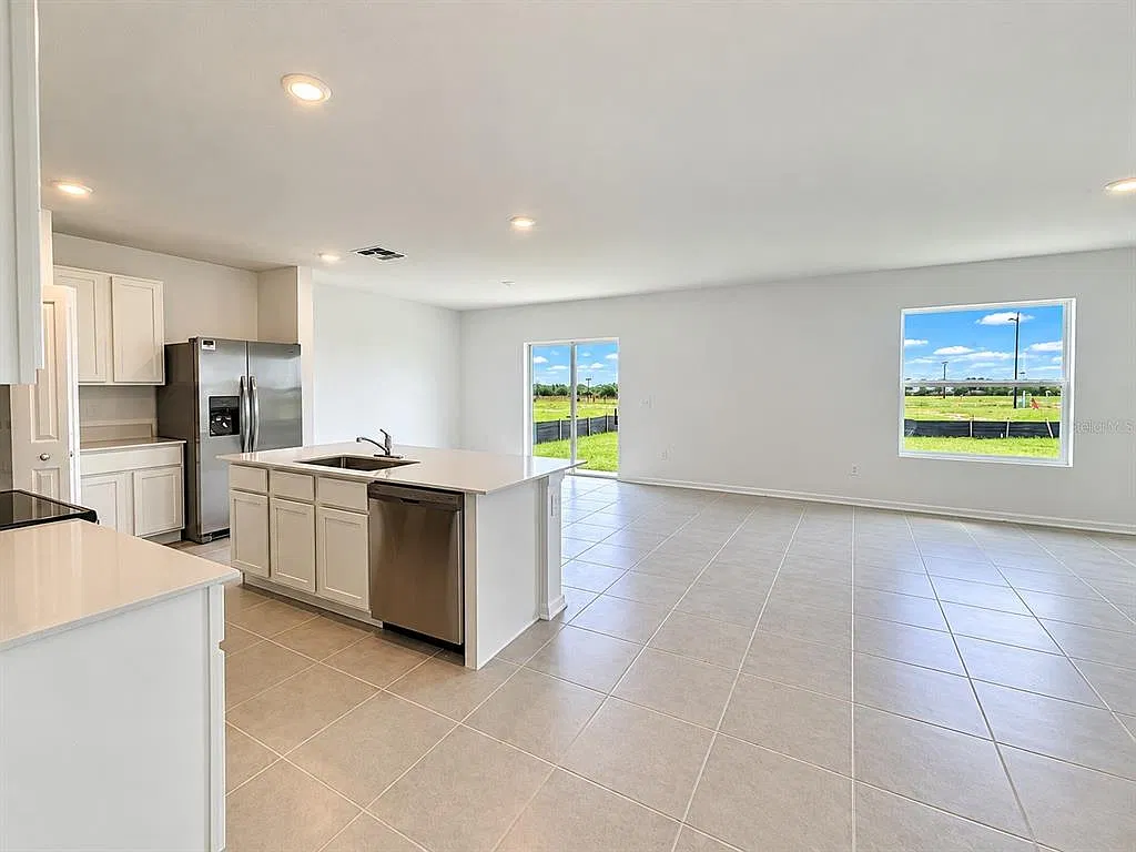 4 bed, 2.5 bath, 1874 sqft, $2,000 — Photo 2