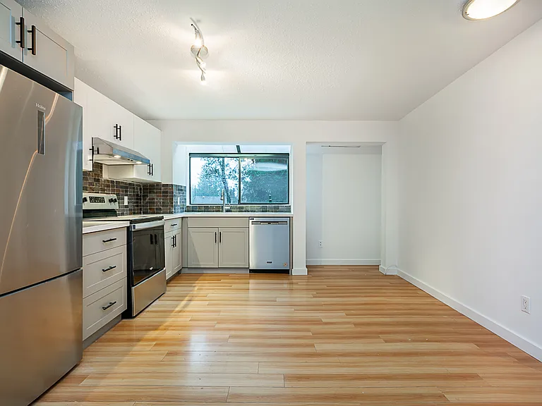 261 Osborne Rd E #2 — Photo 2