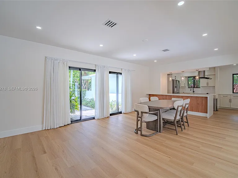 1825 Alamanda Dr — Photo 16