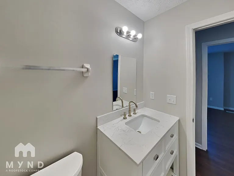 585 Allis Pl E — Photo 18