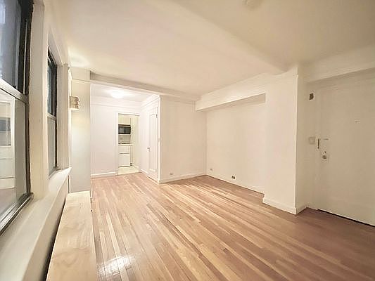 3rd image of 330 E 43rd St APT 203