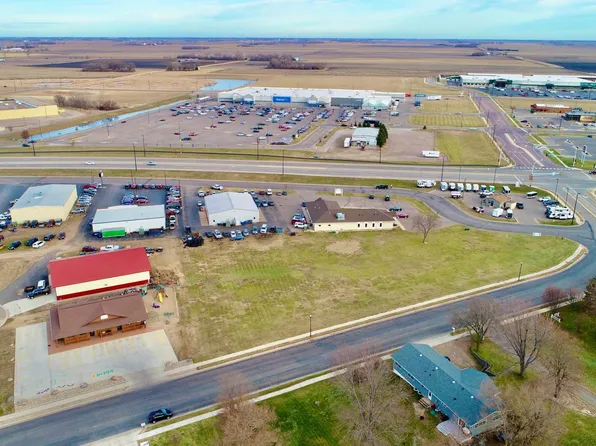 1351 Canoga Park Dr, Marshall, MN 56258