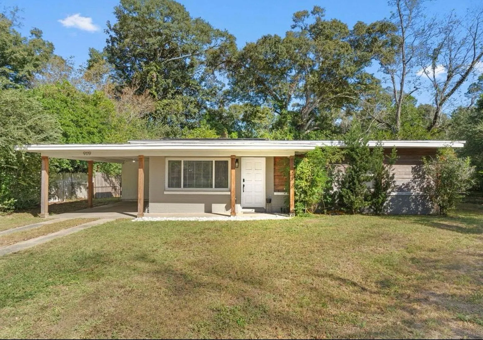 Beautifully Updated 3-Bedroom Home with Modern Finishes & Spacious Living! — Photo 2