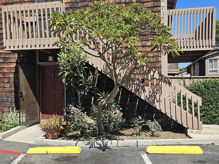 1076 Cabrillo Park Dr — Photo 3