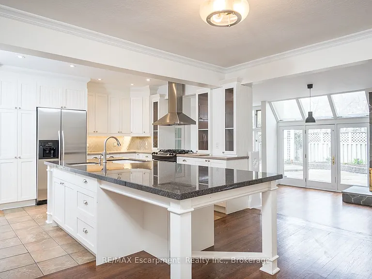 209 Allan St — Photo 6