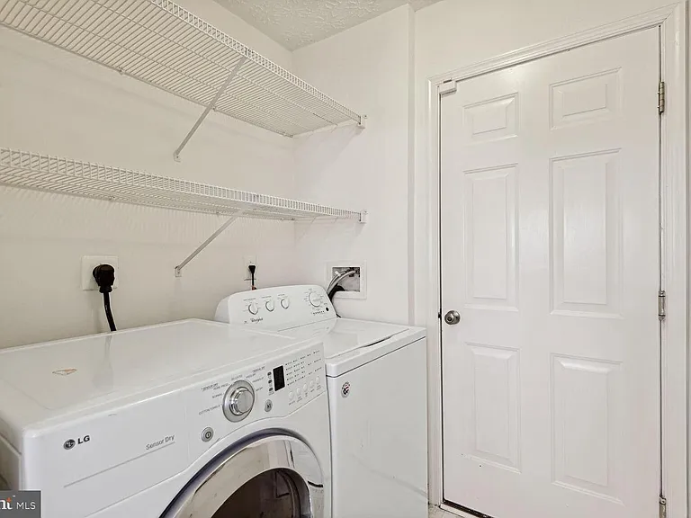 8322 Lyndhurst St — Photo 43