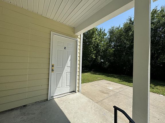 3rd image of 1003 Jackson Ave APT 2