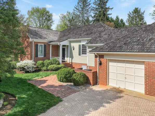 12 Ednam Village St, Charlottesville, VA 22903