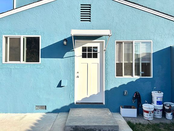 Attractive front entrance to the unit.