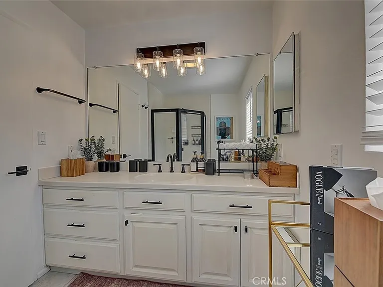 444 N Shattuck Pl — Photo 55