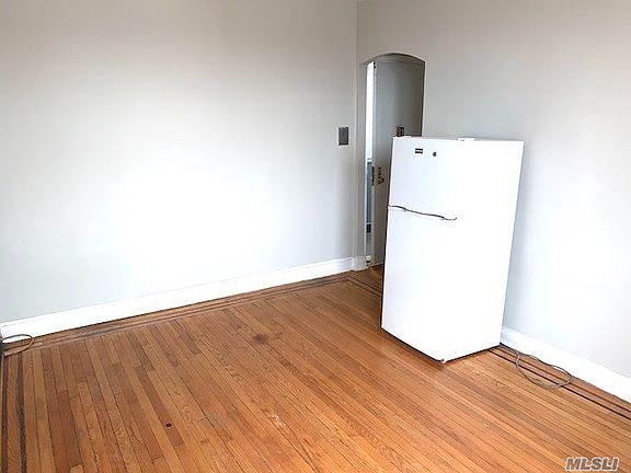 4th image of 215 E Broadway APT 6N