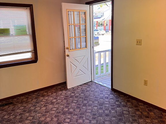 4th image of 2702 Plum St #1