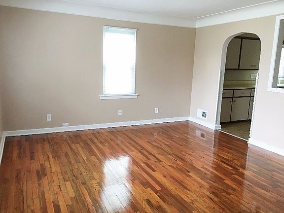 3rd image of 305 E Jeanette St
