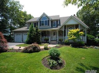 4 Sarah Anne Ct, Miller Place, NY 11764