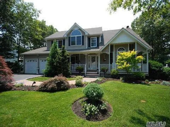4 Sarah Anne Ct, Miller Place, NY 11764