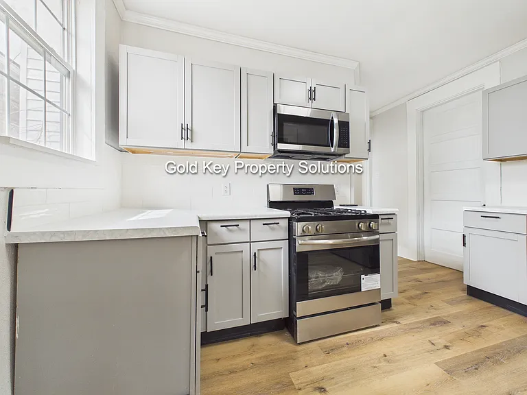 2420 Jackson St — Photo 5