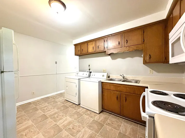 Bancroft Circle Apartments — Photo 18