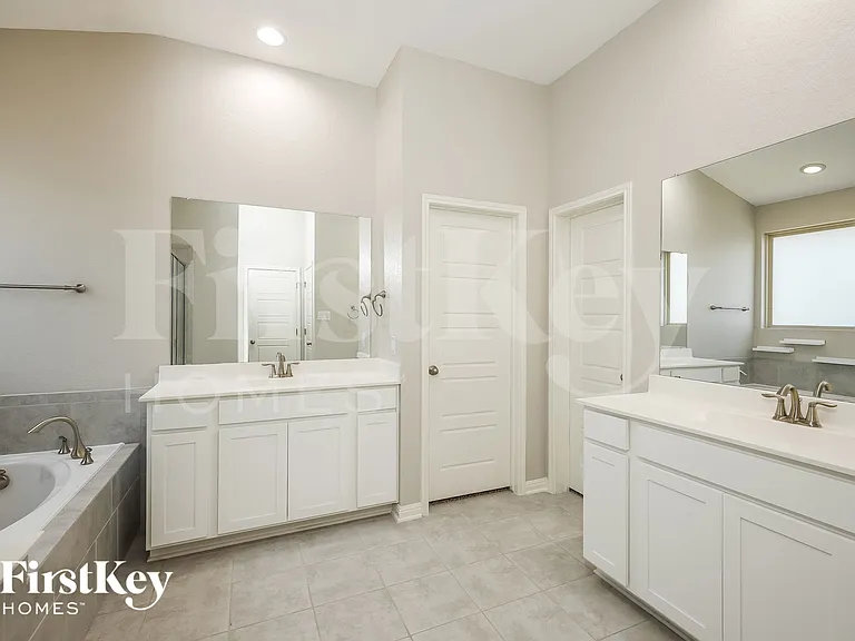 2207 Tiptop Ln — Photo 9