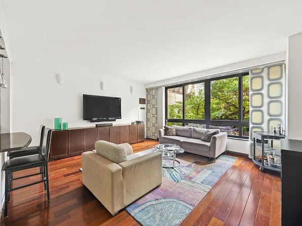 100 United Nations Plz APT 3D, New York, NY 10017