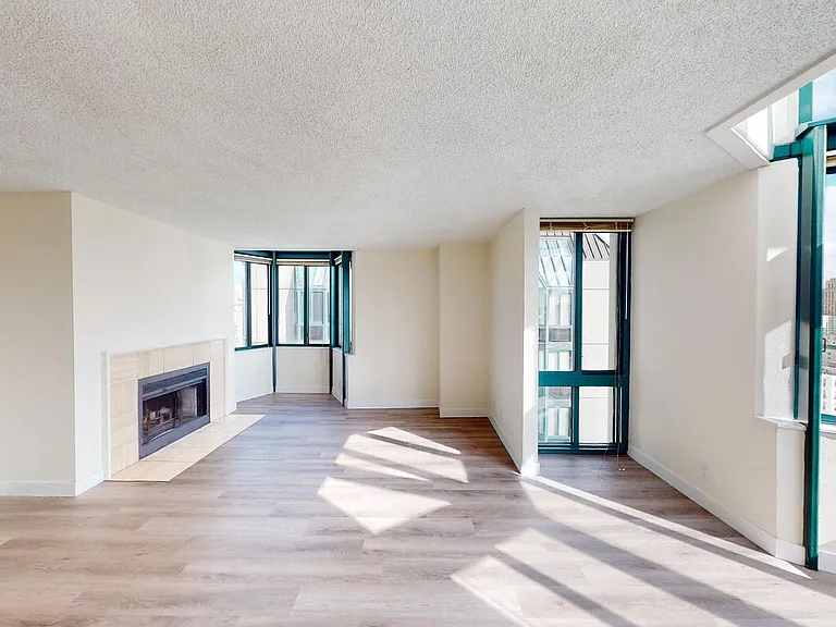 Trinity Towers Apartments — Photo 19