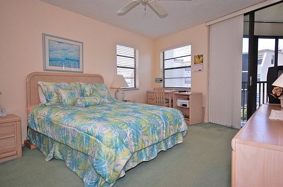 5th image of 931 Collier Ct #302