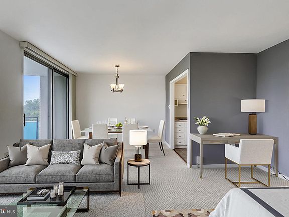 3rd image of 10401 Grosvenor Pl APT 519