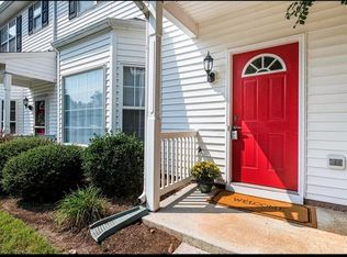 215 Pointe Crest Ct, Cary, NC 27513