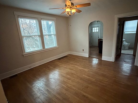 3rd image of 472 S Meadowcroft Ave #470