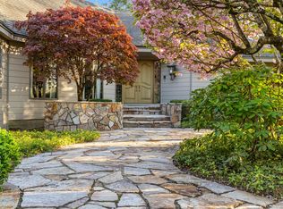 8 Saint Andrews Dr, Farmington, CT 06032