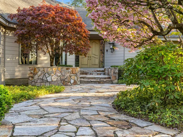 8 Saint Andrews Drive, Farmington, CT 06032