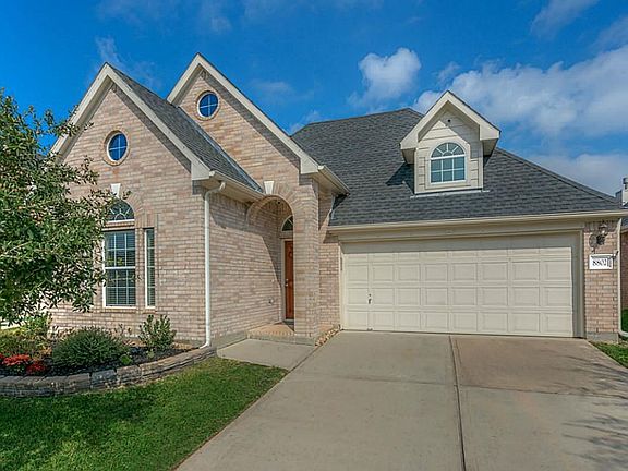 You will love all that this home has to offer! You truly can just move right in!