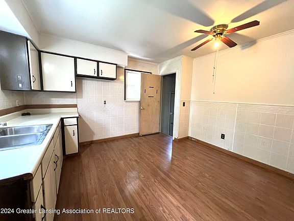 4th image of 937 S Saginaw St
