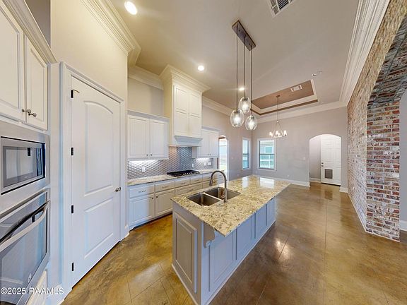5th image of 405 Dunvegan Ct