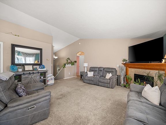 4th image of 17920 N Addison Ct