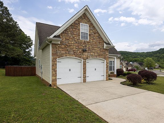 3rd image of 470 Thoroughbred Dr NW