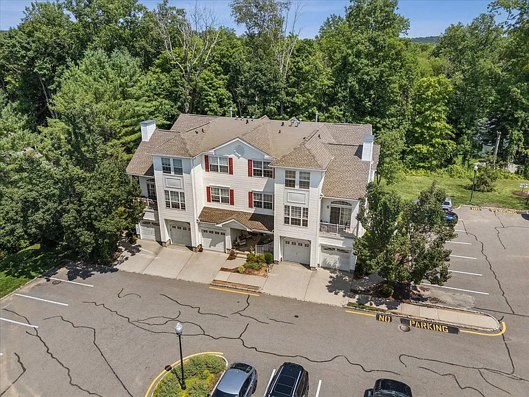 82 Hancock Dr — Photo 35