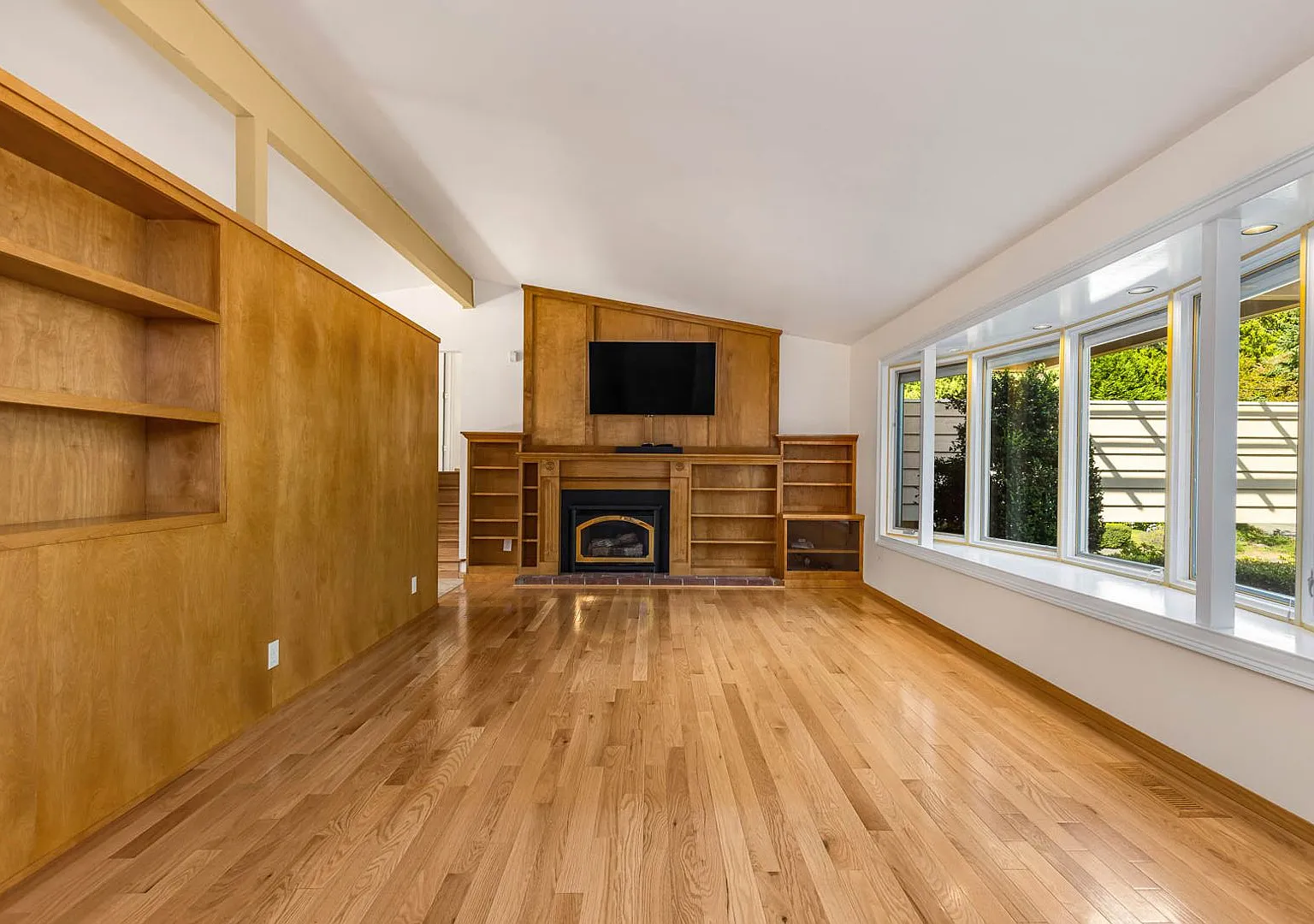 Spacious 3BR South Juanita Home with Vaulted Ceilings & Bonus Spaces — Photo 3
