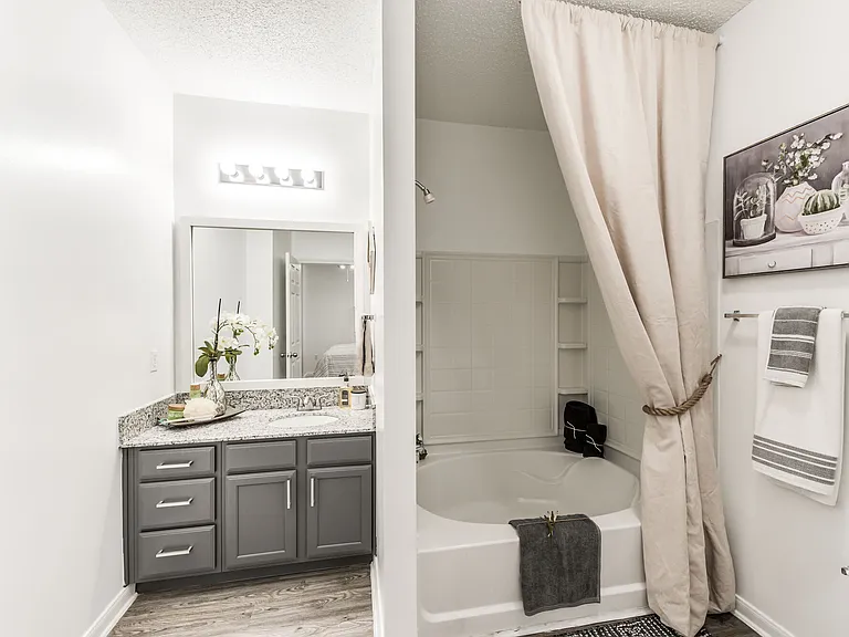 2BD, 2BA - 1150SF - Second Bathroom