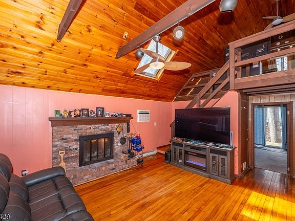 3rd image of 31 Plum Tree Rd