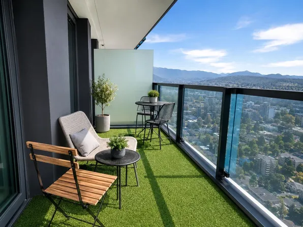 5058 Joyce St #2704, Vancouver, BC V5R 0J9