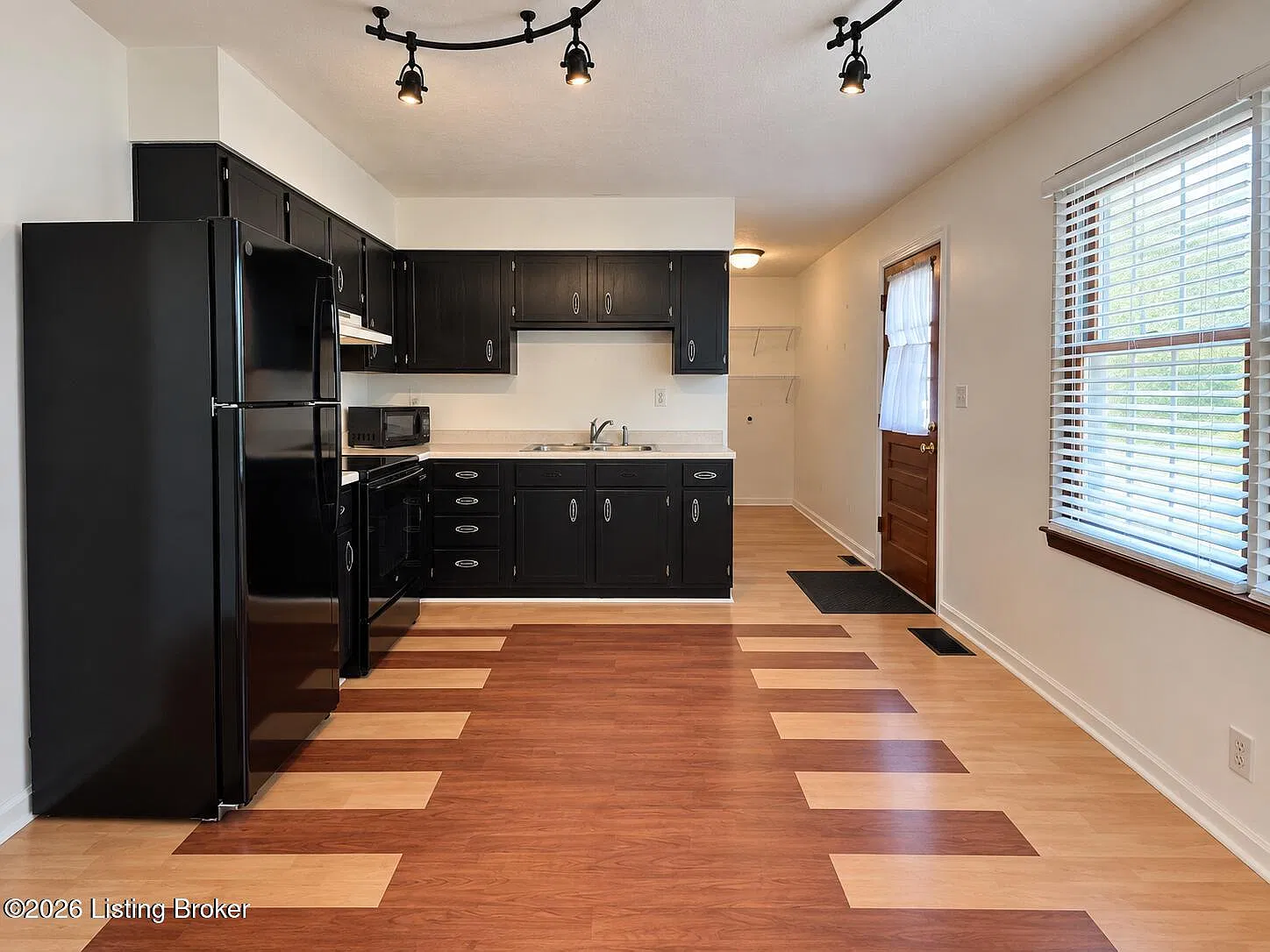 3 bed, 1.0 bath, 1100 sqft, $1,595 — Photo 3