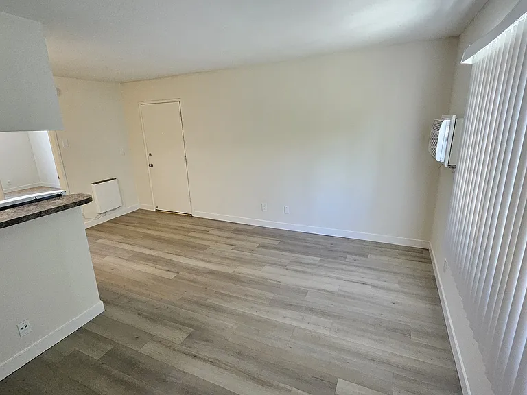 6842 N Fulton Ave #19 — Photo 4