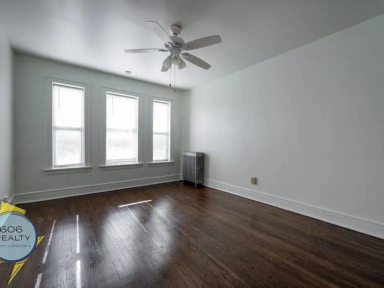 Albany Park Apartments - 4901 Christiana — Photo 9