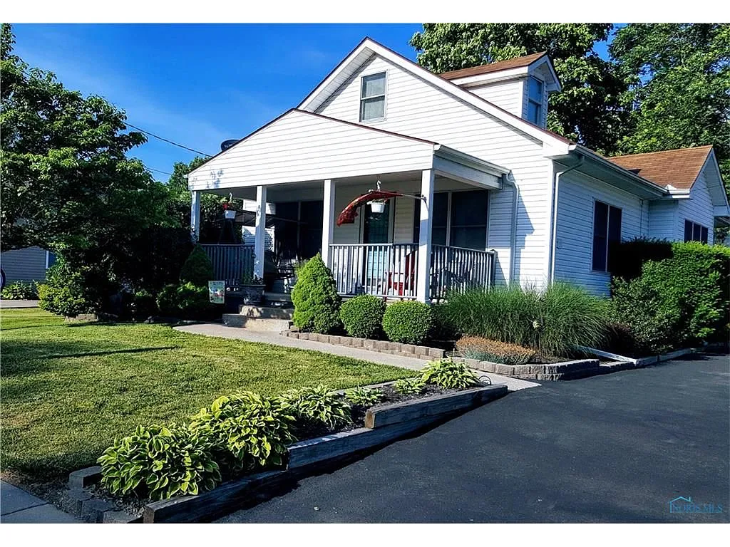 1045 Clark St photo 1