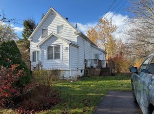 115 Queen St, Baddeck, NS B0E 1B0