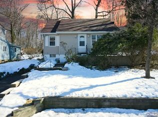 30 Iroquois Ave, Oakland, NJ 07436
