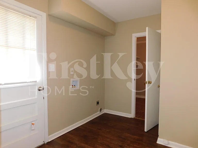 6135 Haddington Dr — Photo 10