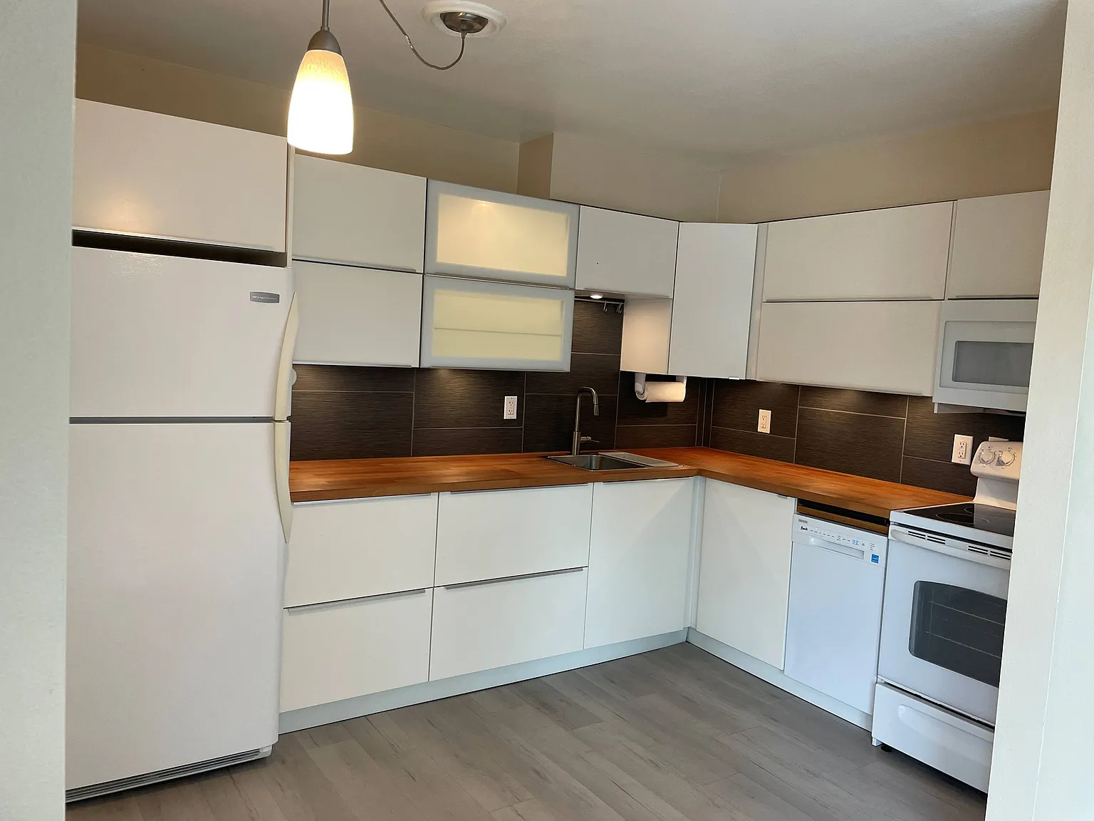 2 bed, 704 sqft, $1,465 — Photo 3